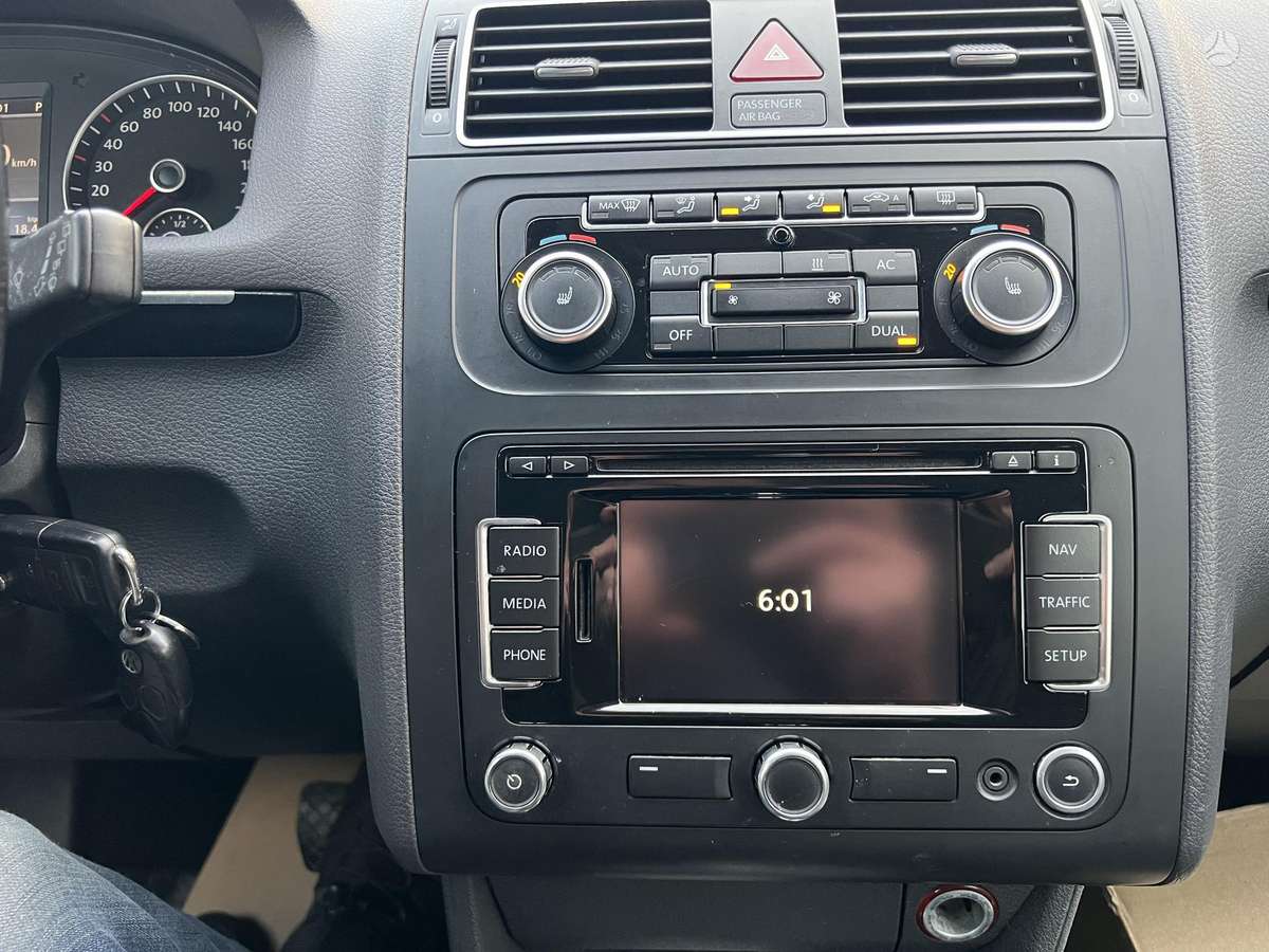 Volkswagen Touran 2011 — photo 27