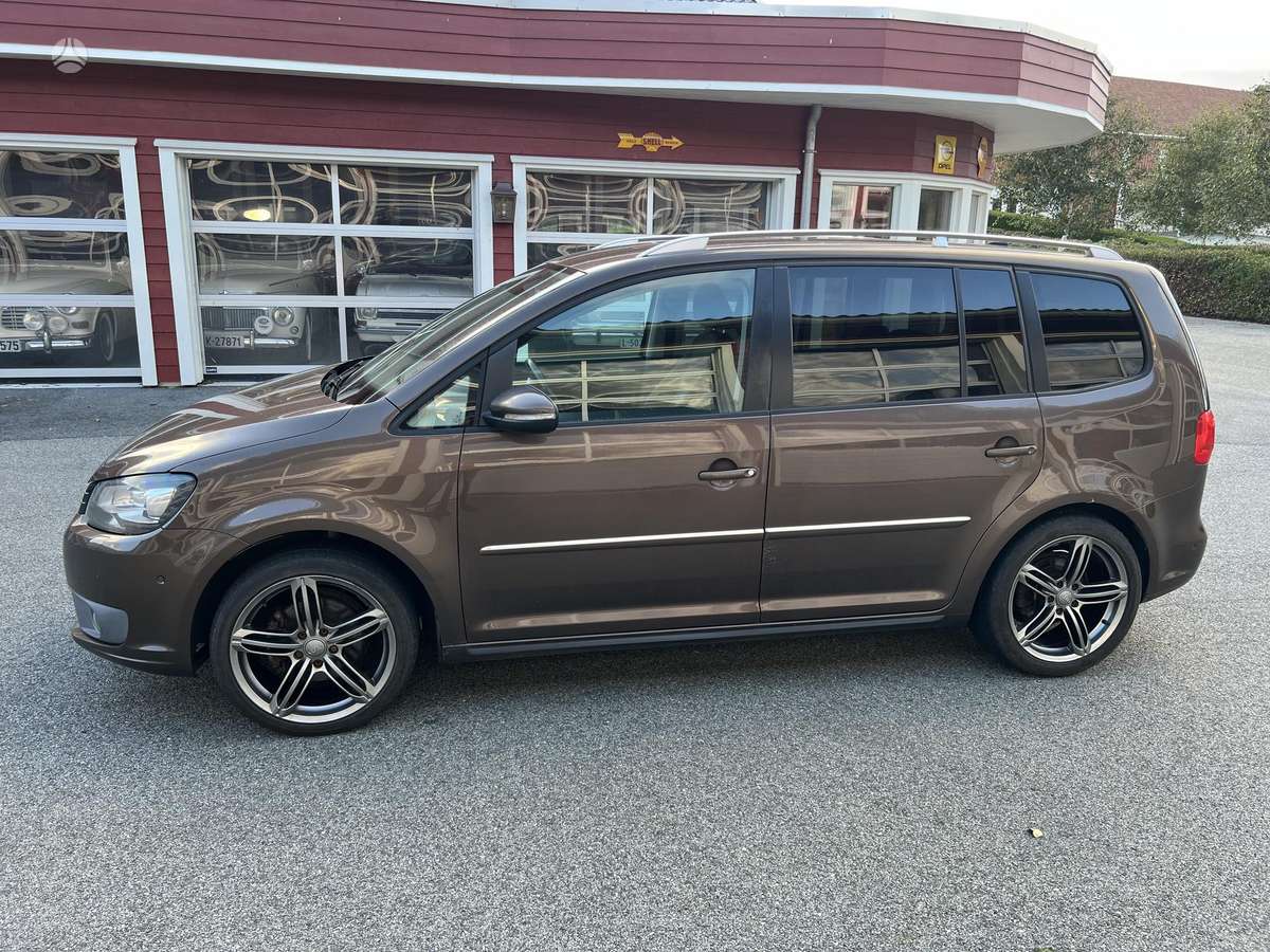 Volkswagen Touran 2011 — interior