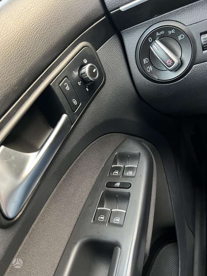 Volkswagen Touran 2011 — photo 31