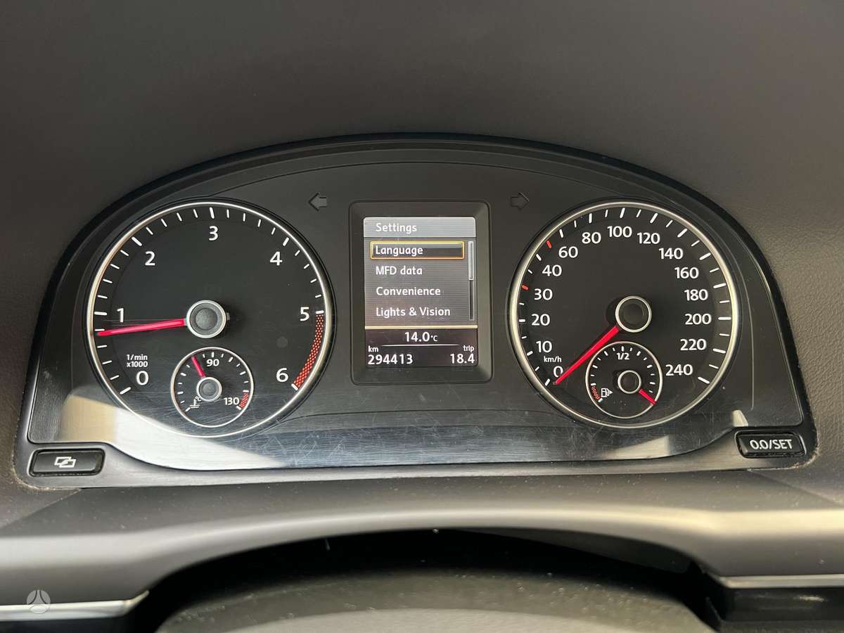 Volkswagen Touran 2011 — photo 32