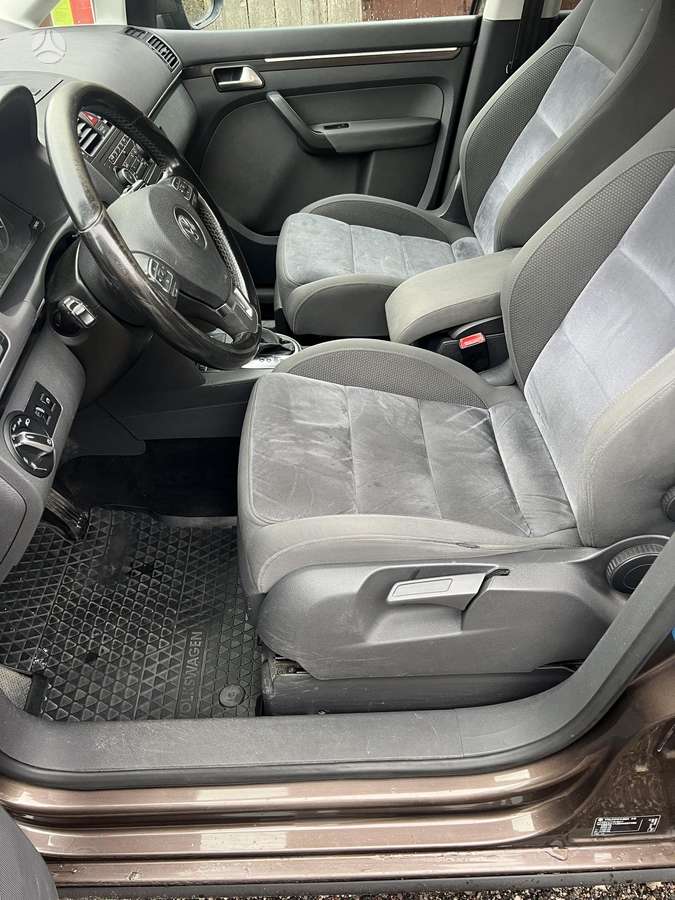 Volkswagen Touran 2011 — photo 36