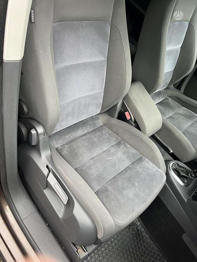 Volkswagen Touran 2011 — photo 37