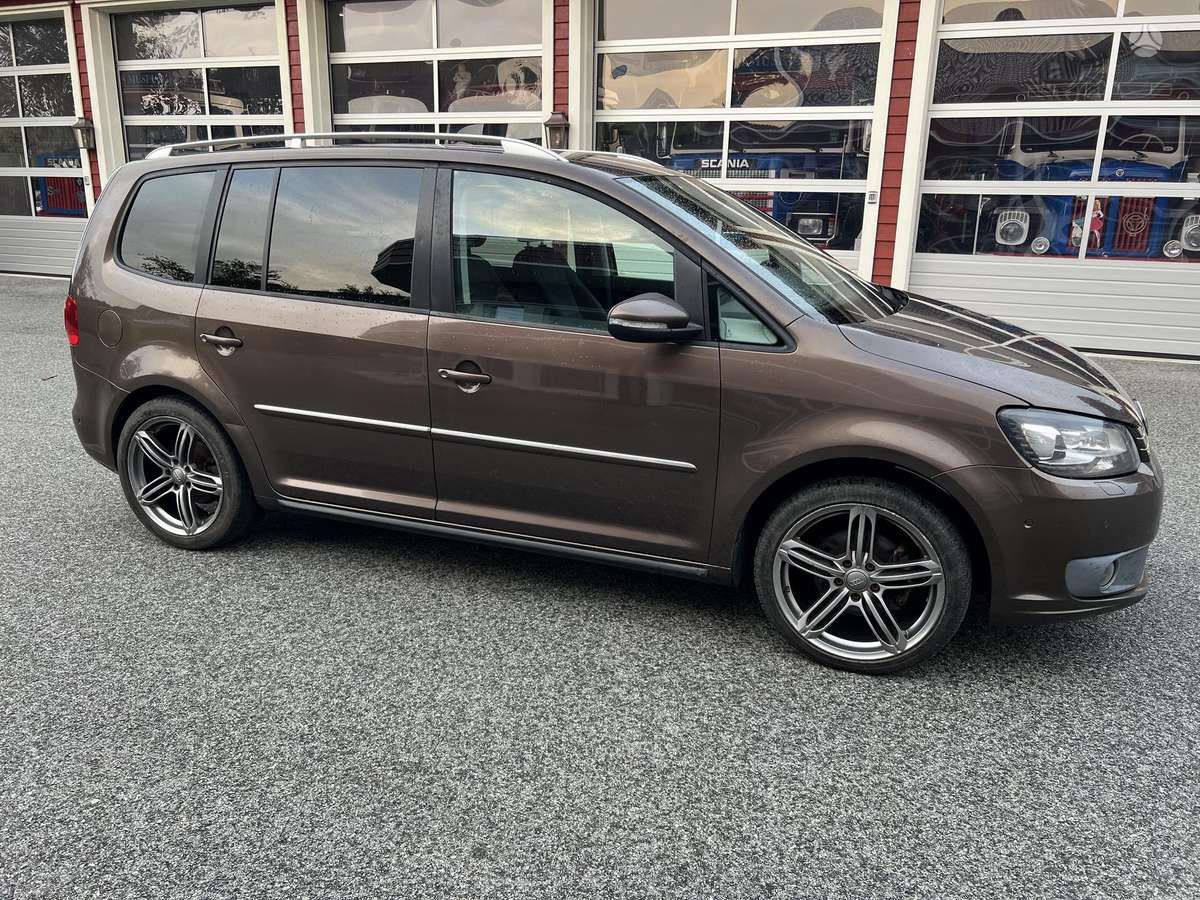 Volkswagen Touran 2011 — photo 44