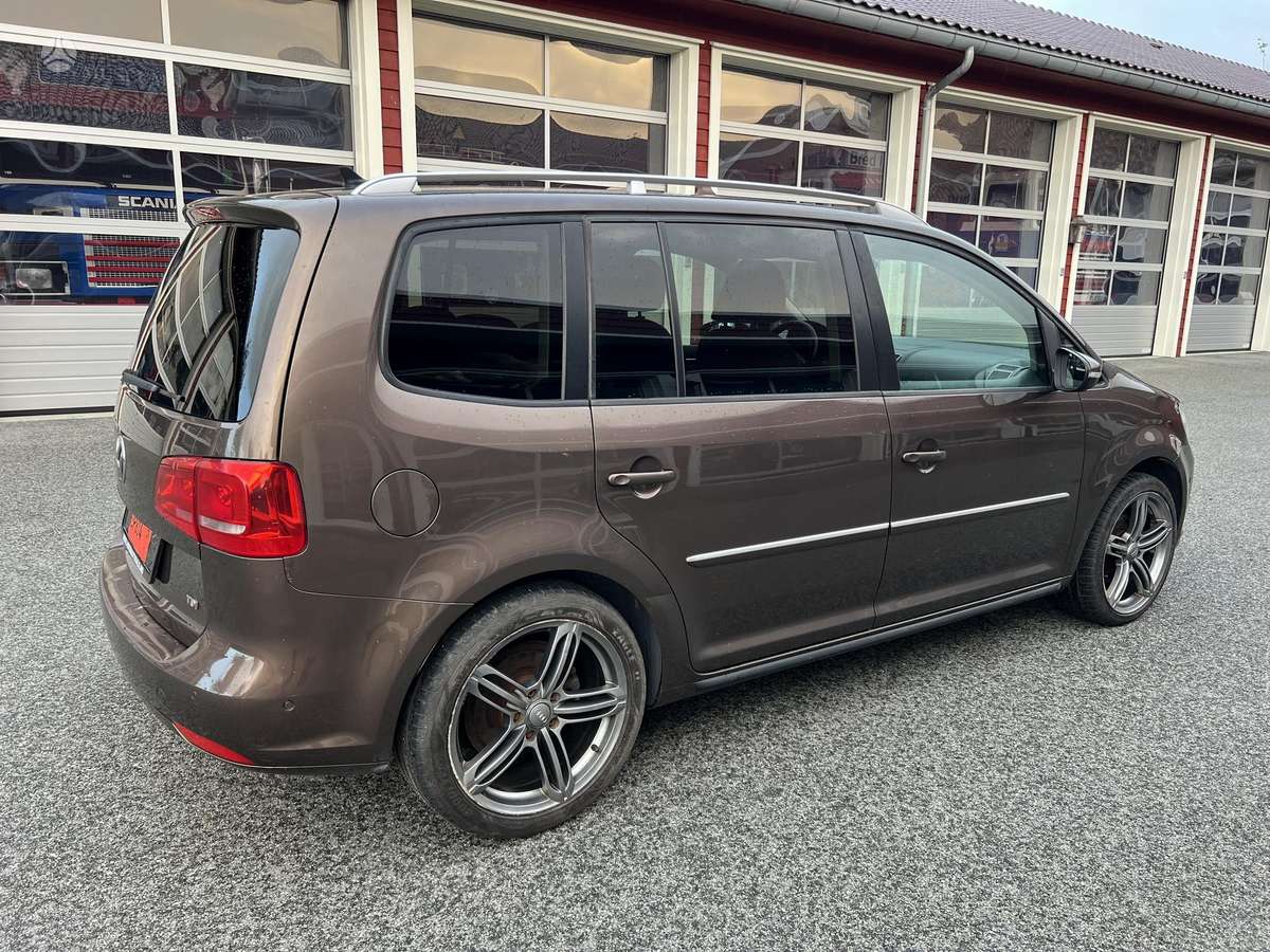 Volkswagen Touran 2011 — photo 46