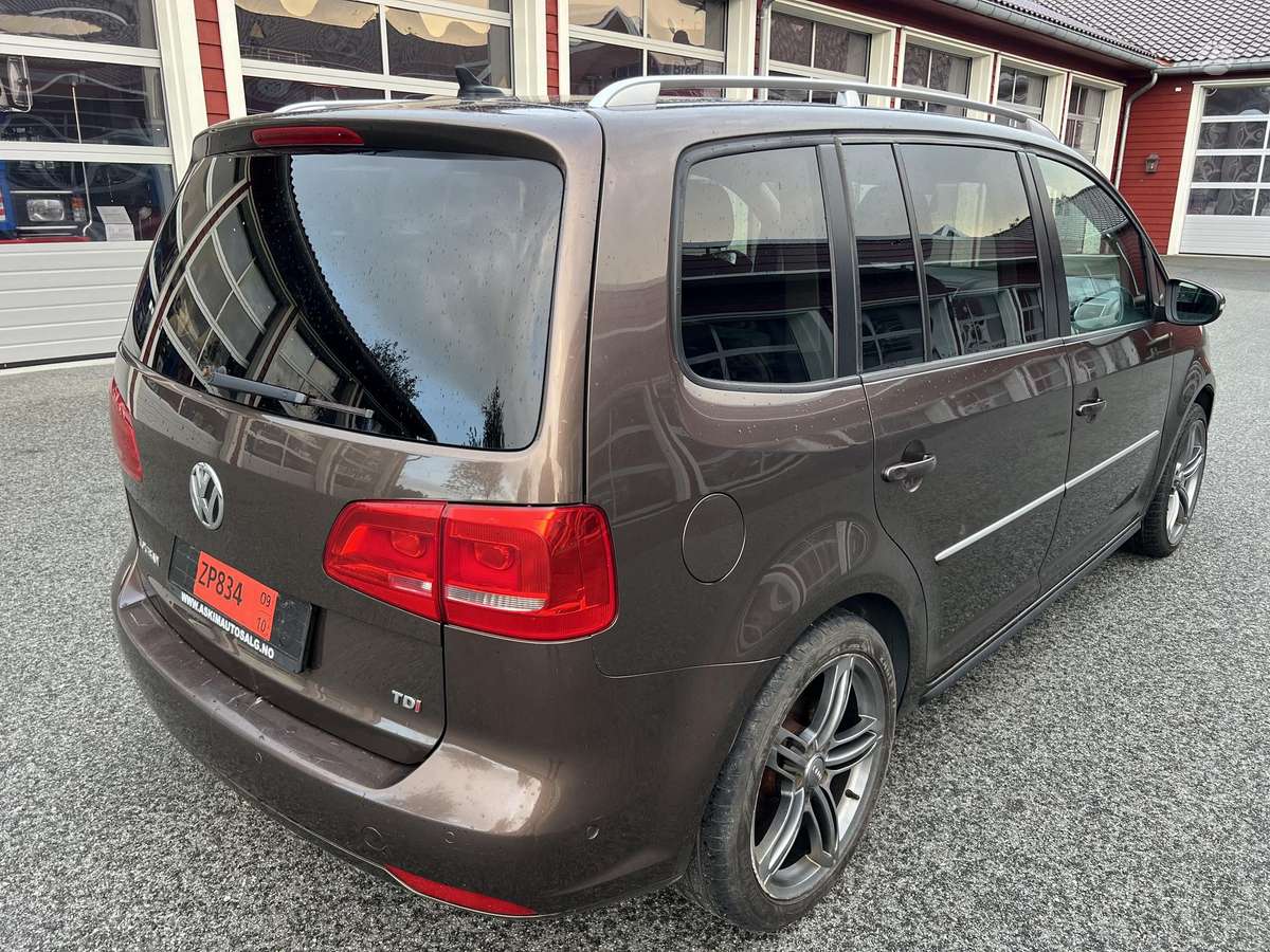 Volkswagen Touran 2011 — photo 47