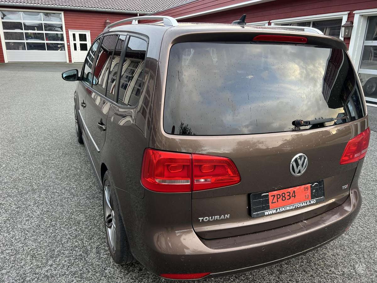Volkswagen Touran 2011 — photo 48
