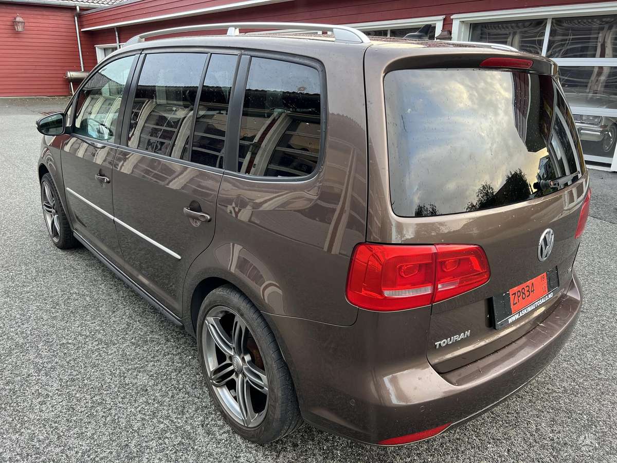 Volkswagen Touran 2011 — photo 49