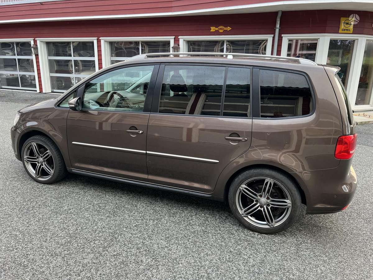 Volkswagen Touran 2011 — photo 51