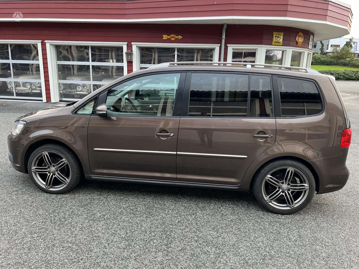 Volkswagen Touran 2011 — photo 52