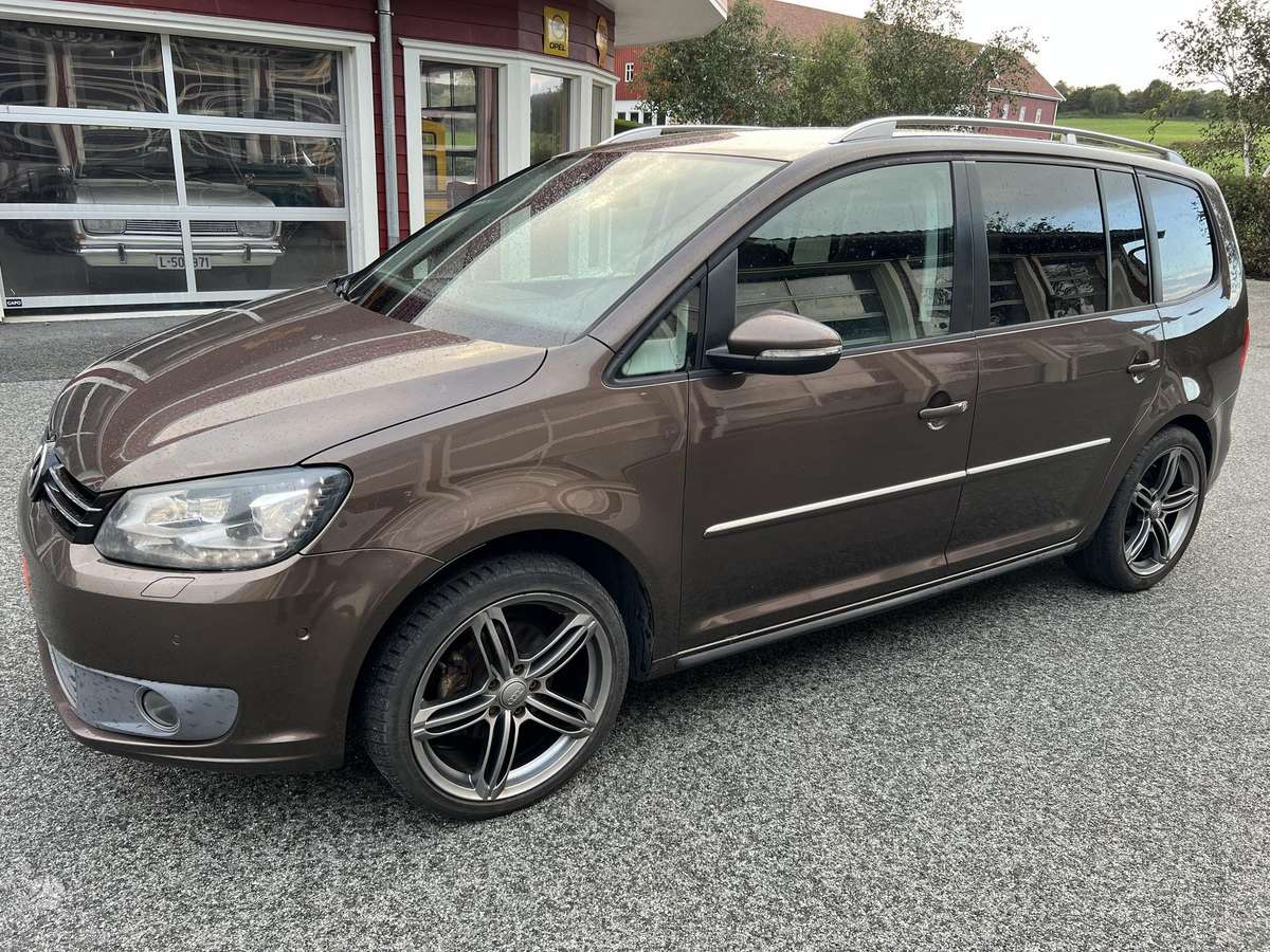 Volkswagen Touran 2011 — photo 54
