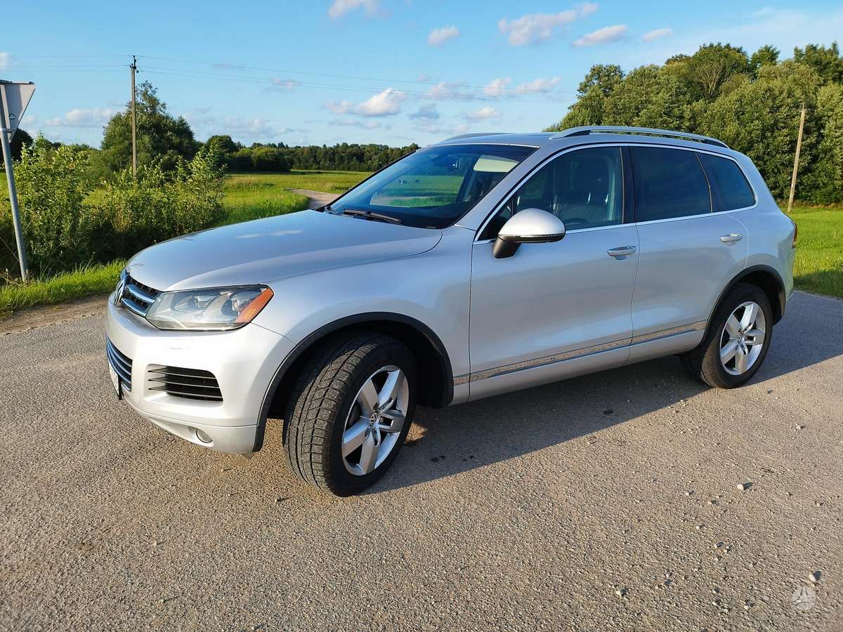 Volkswagen Touareg 2011 — вигляд ззаду