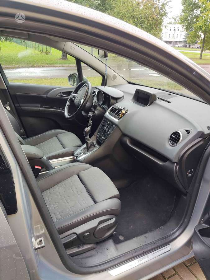 Opel Meriva 2011 — photo 11