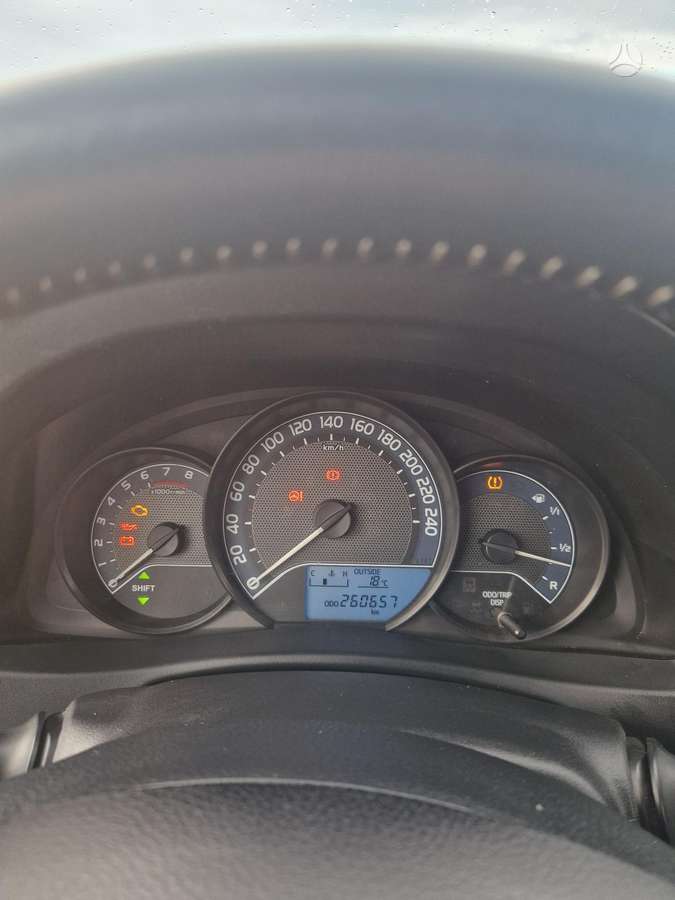 Toyota Auris 2014 — photo 7