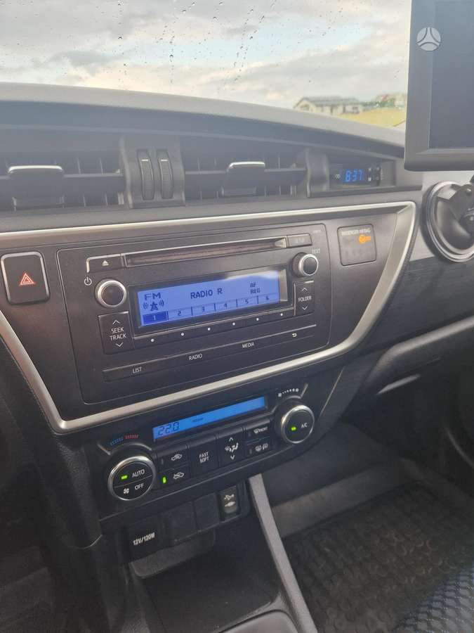 Toyota Auris 2014 — photo 8