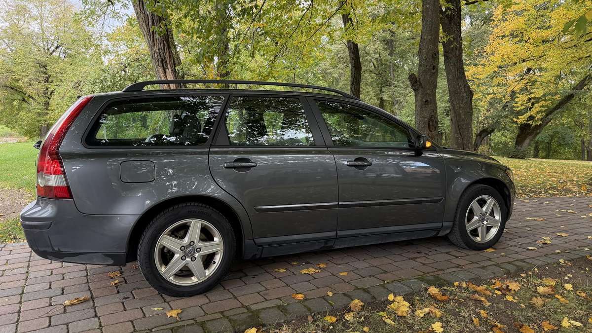 Volvo V50 2005 — rear view