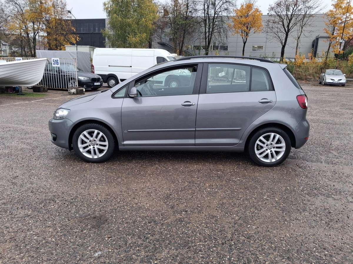 Volkswagen Golf 2012 — rear view