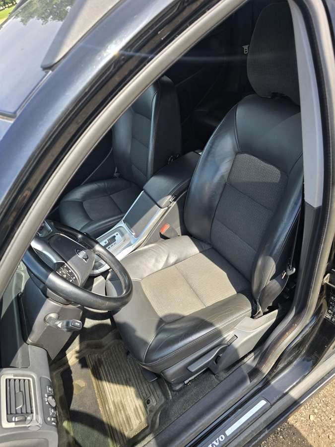 Volvo V70 2012 — photo 10