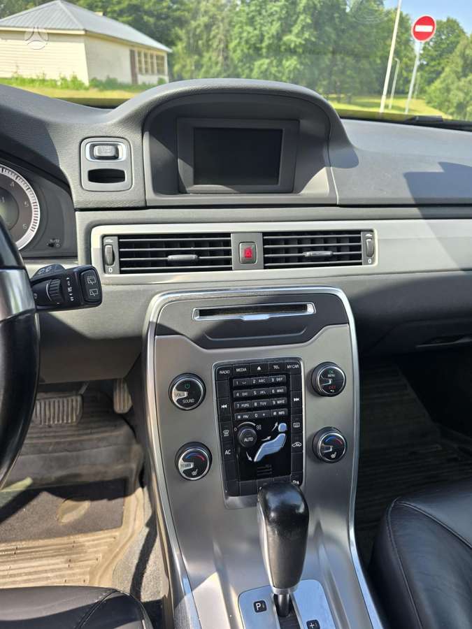 Volvo V70 2012 — photo 18
