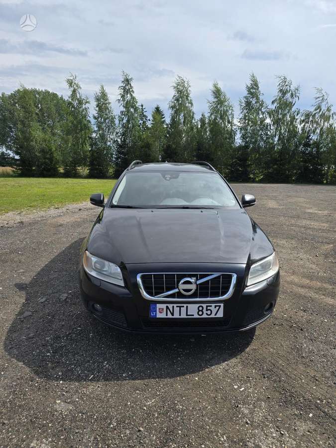 Volvo V70 2012 — rear view