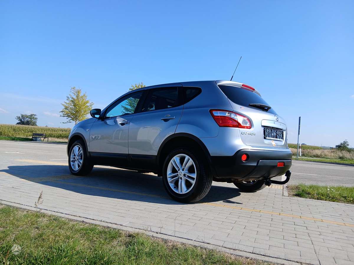 Nissan Qashqai 2011 — rear view