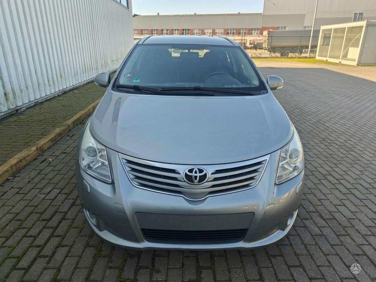 Toyota Avensis 2011 — interior