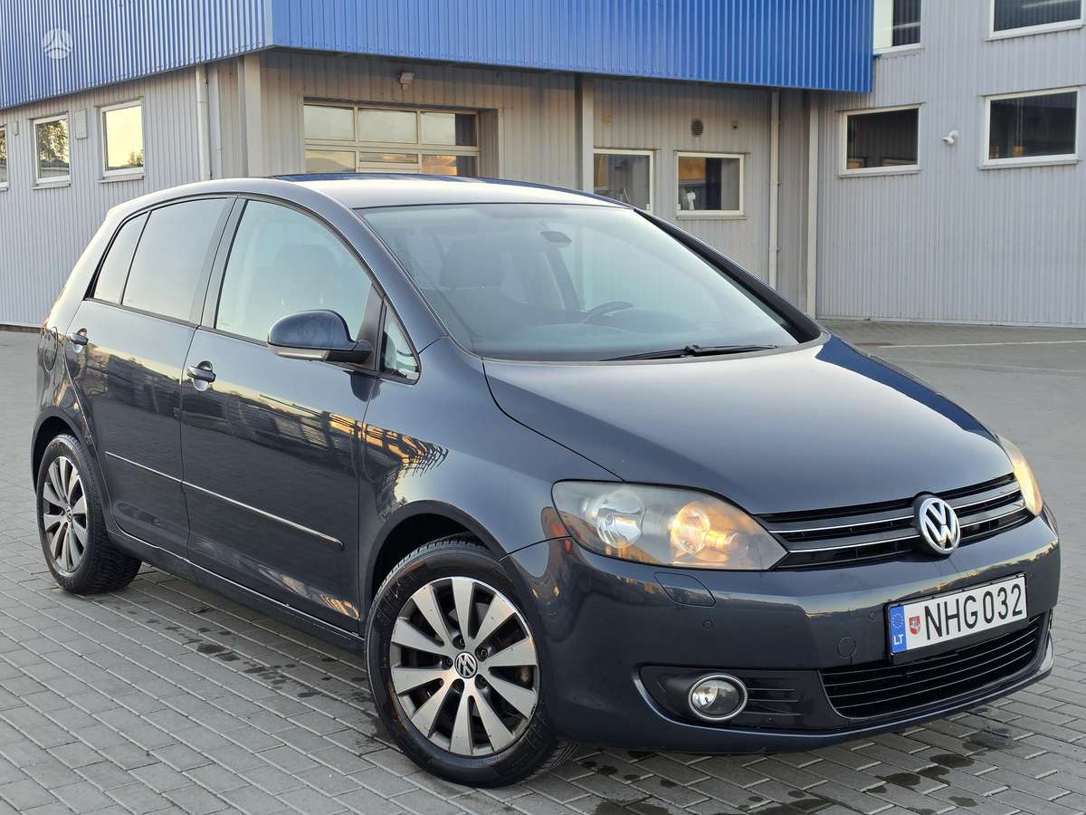 Volkswagen Golf 2010 — rear view