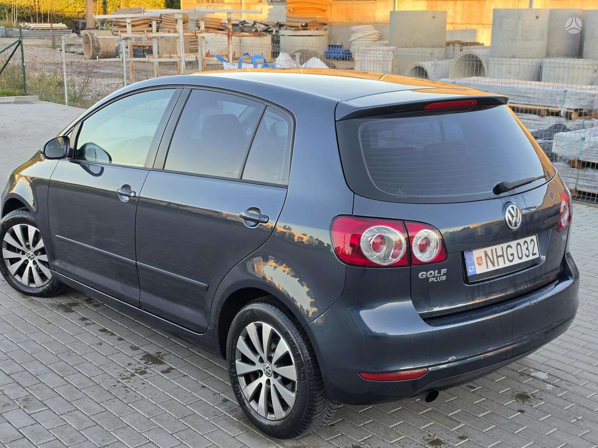 Volkswagen Golf 2010 — interior