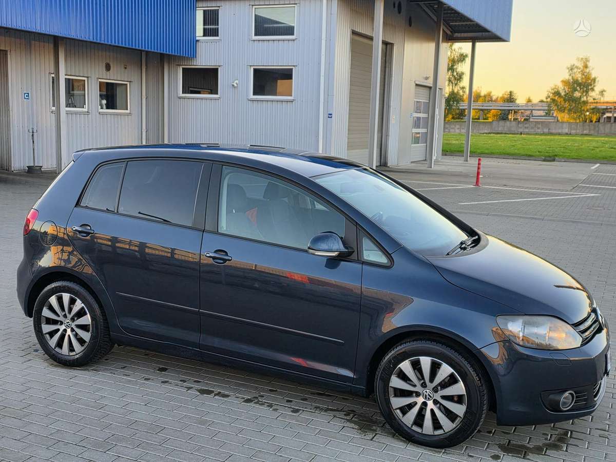 Volkswagen Golf 2010 — engine 1598 cm³, 105 HP (77kW)