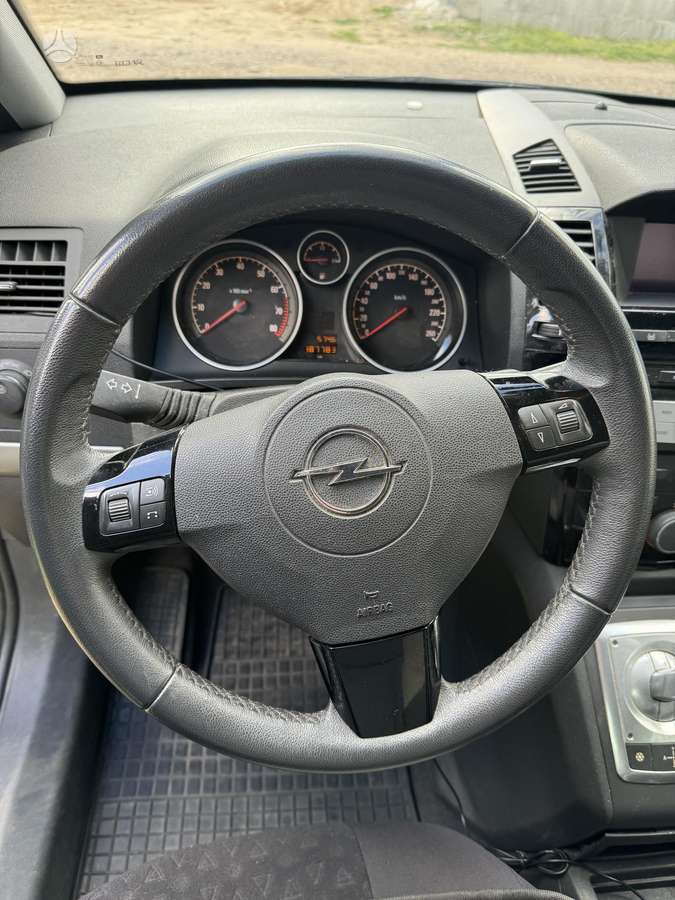 Opel Zafira 2010 — photo 10
