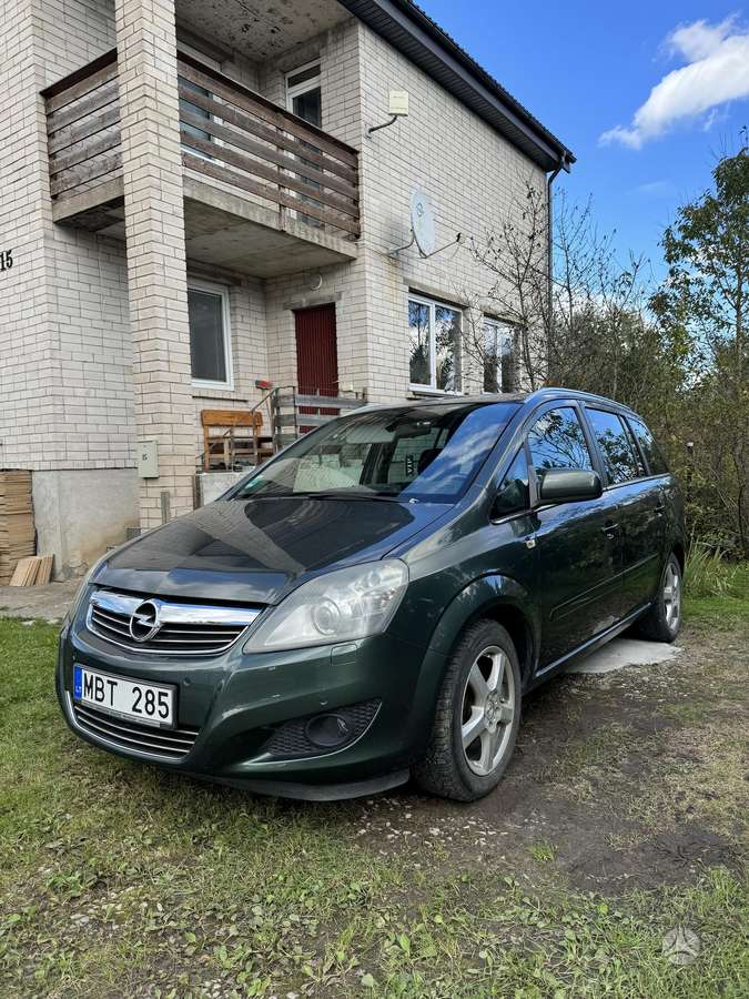 Opel Zafira 2010 — rear view