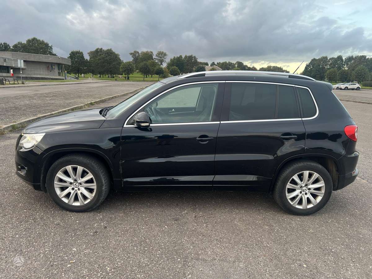 Volkswagen Tiguan 2008 — rear view