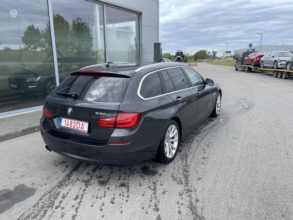 BMW 530 2012 — interior