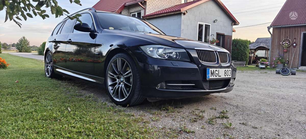 BMW 330 2006 — салон