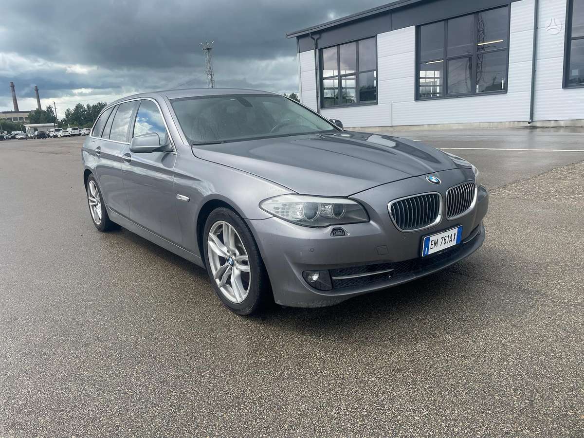 BMW 520 2012 — вигляд ззаду