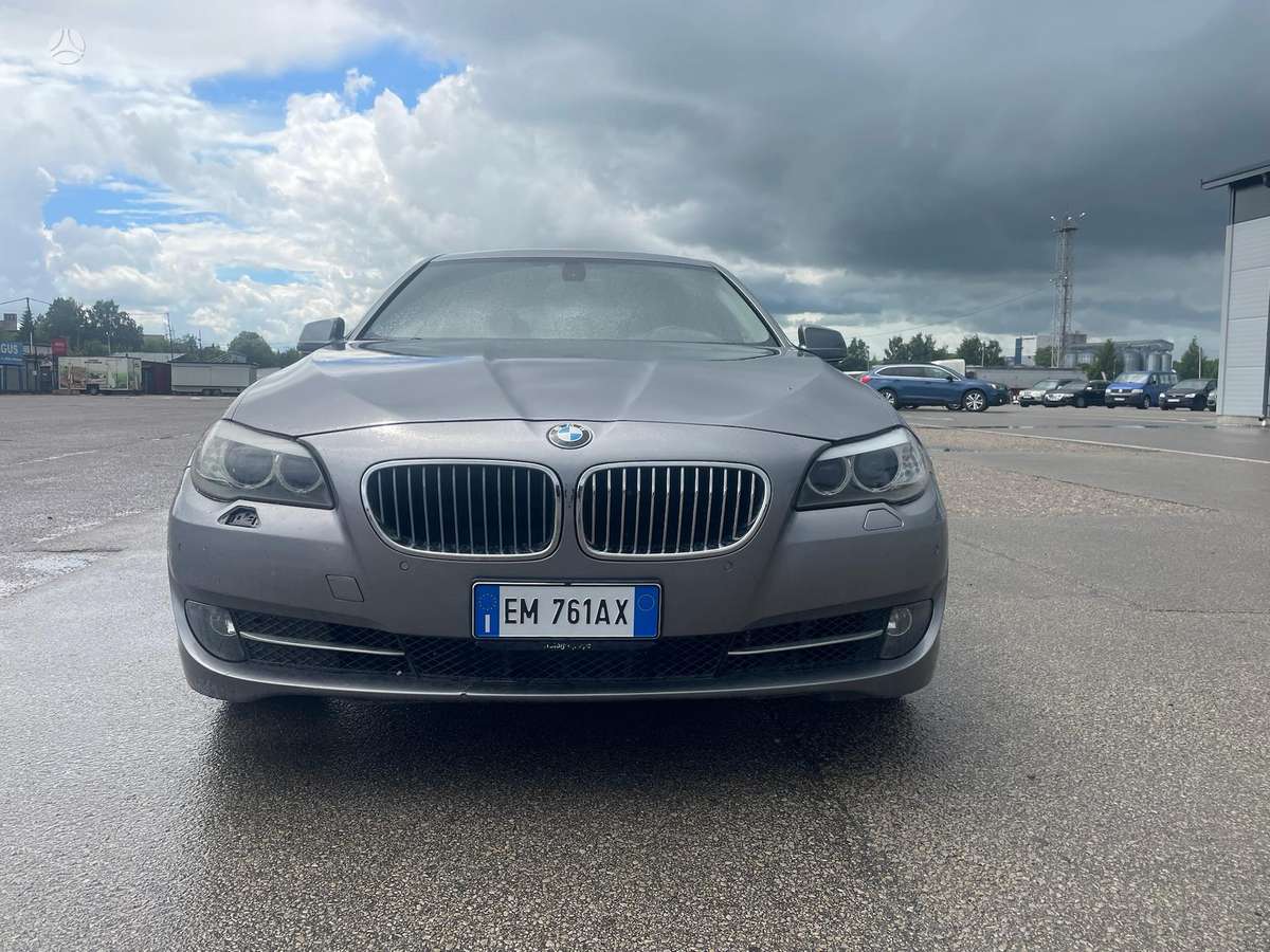 BMW 520 2012 — салон