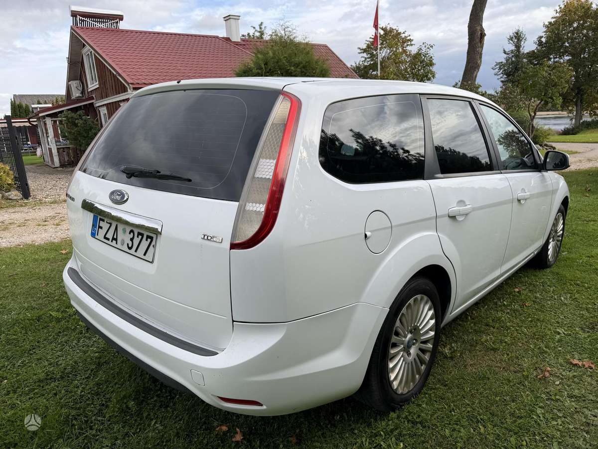 Ford Focus 2008 — rear view
