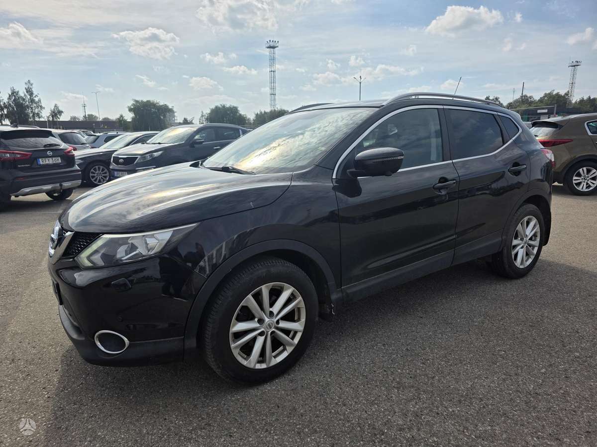 Nissan Qashqai 2015 — rear view