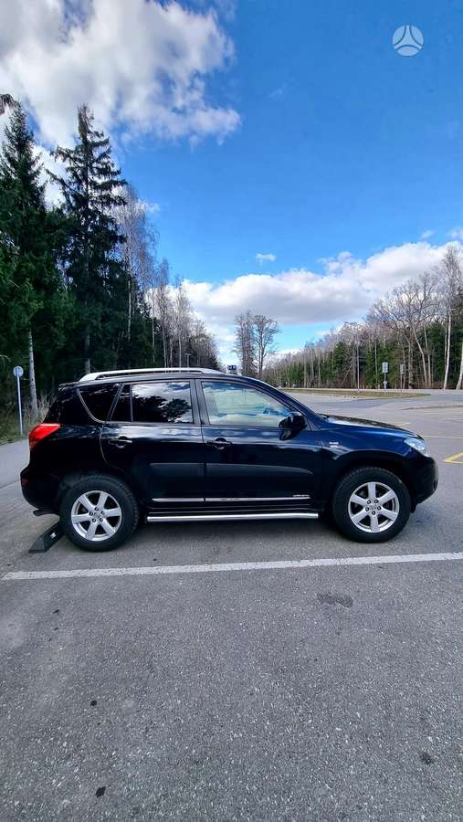 Toyota RAV4 2009 — rear view