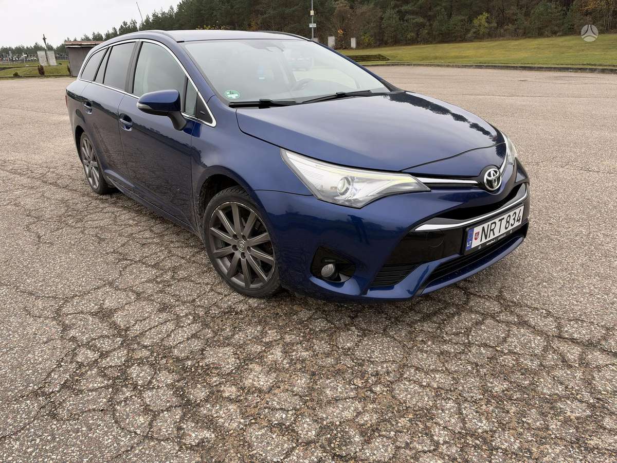 Toyota Avensis 2015 — rear view