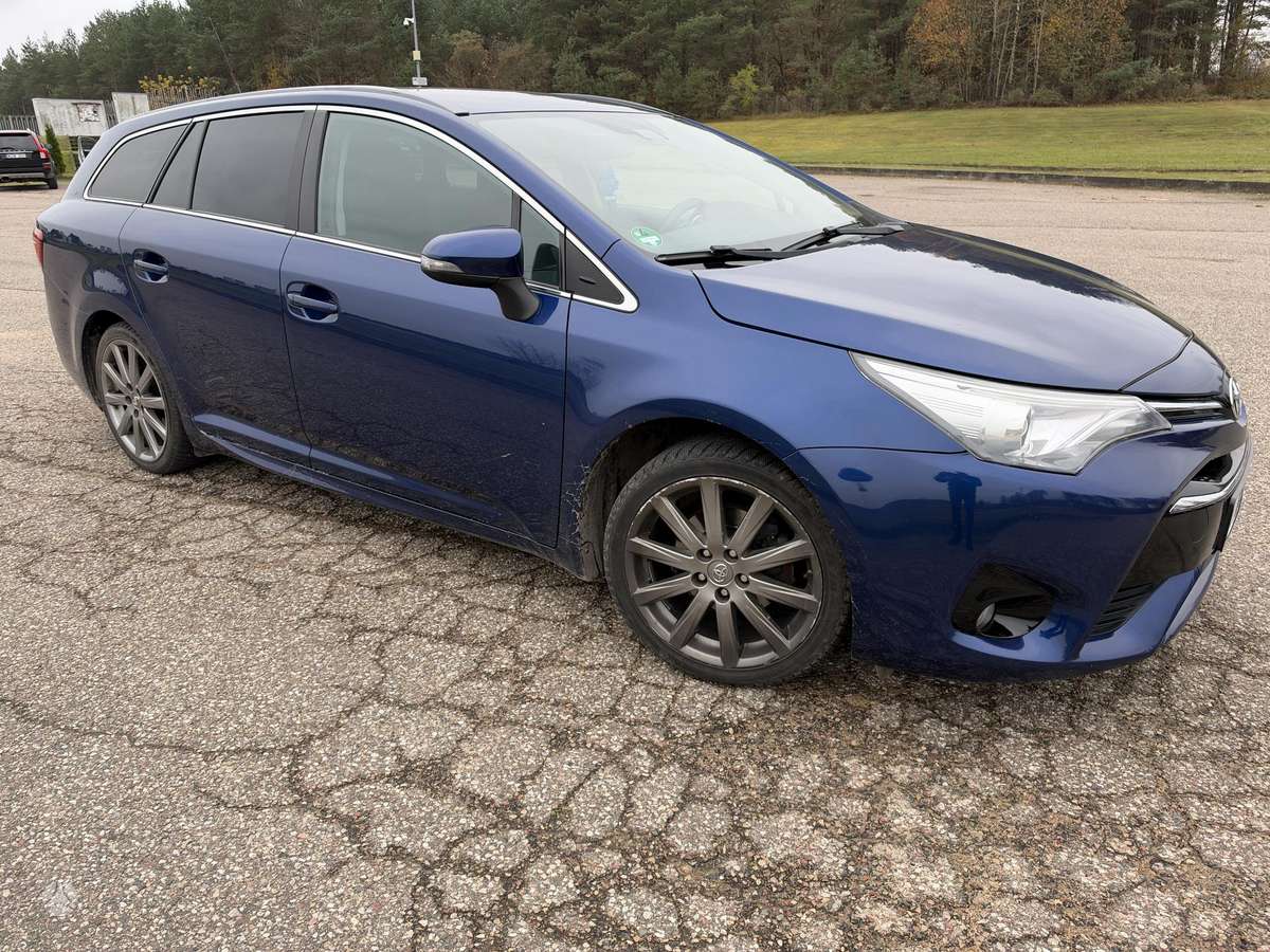 Toyota Avensis 2015 — interior