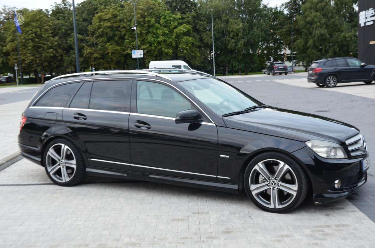 Mercedes-Benz C350 2009 — rear view