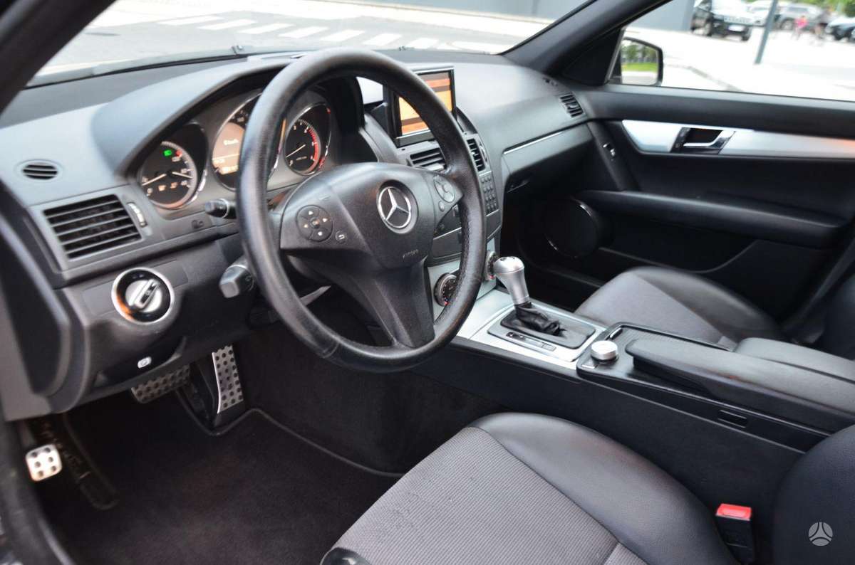 Mercedes-Benz C350 2009 — photo 25