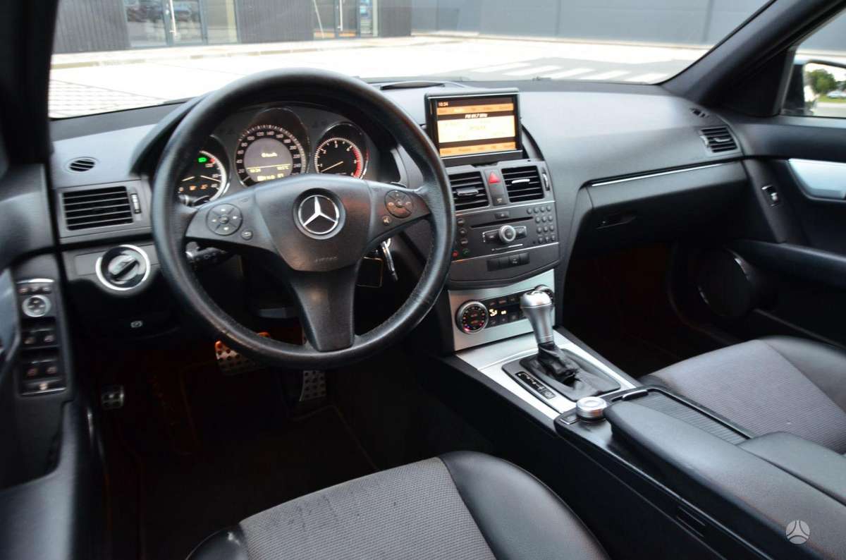 Mercedes-Benz C350 2009 — photo 26