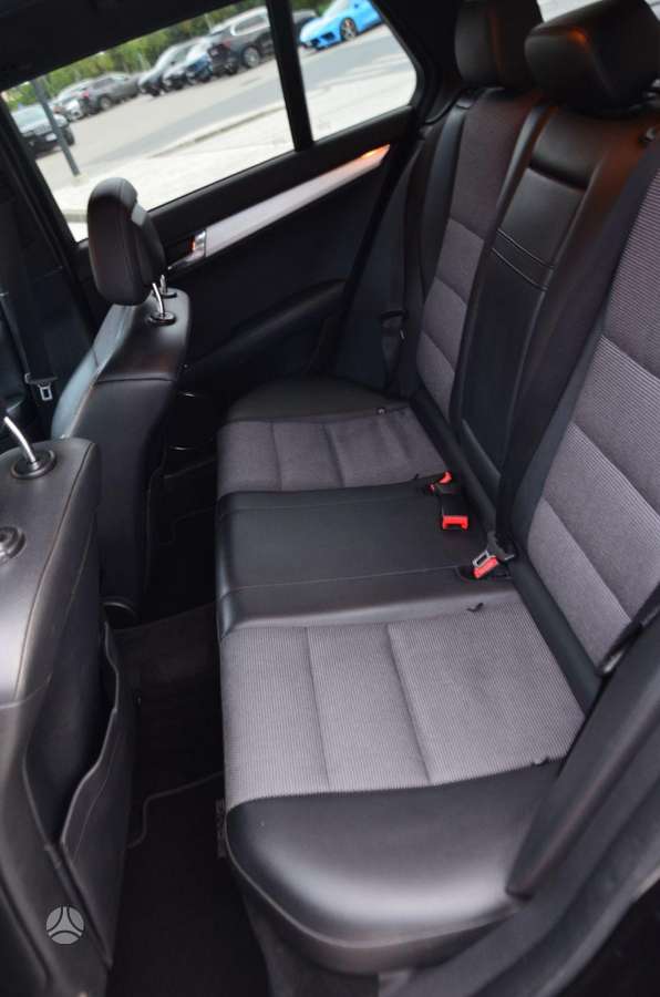 Mercedes-Benz C350 2009 — photo 27