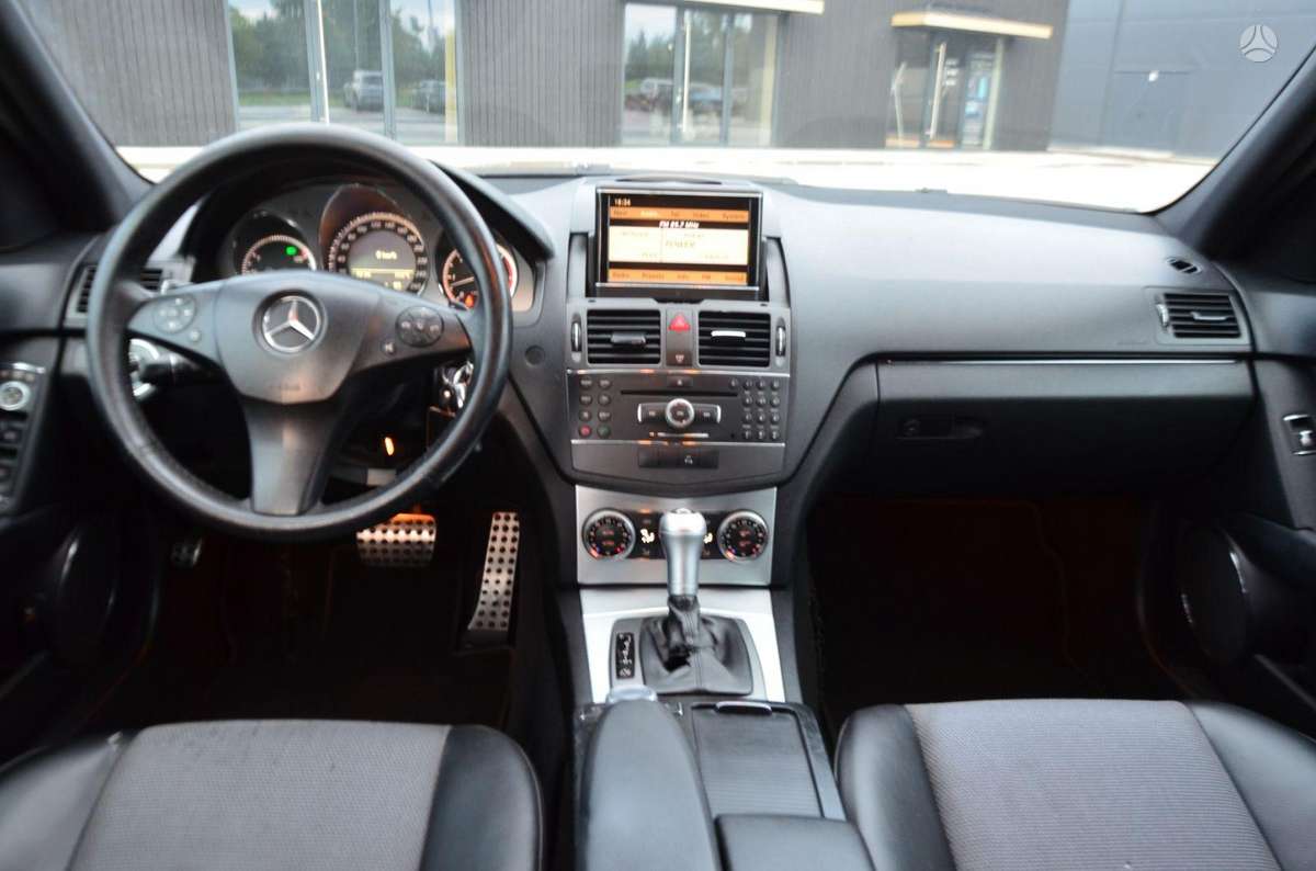 Mercedes-Benz C350 2009 — photo 28