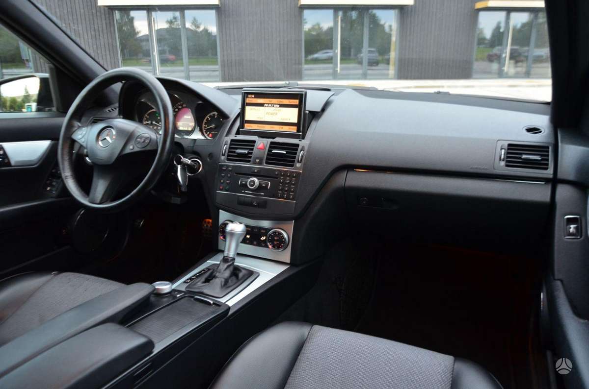Mercedes-Benz C350 2009 — photo 29