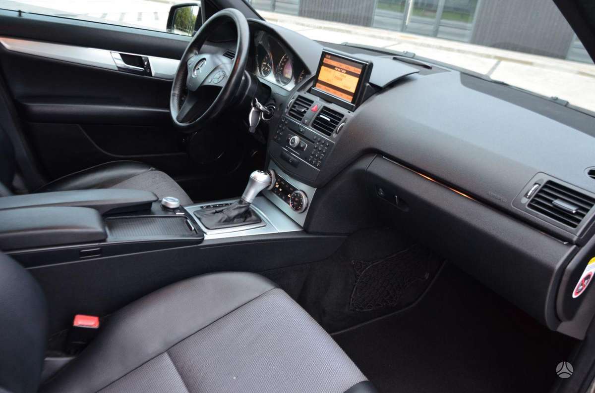 Mercedes-Benz C350 2009 — photo 30
