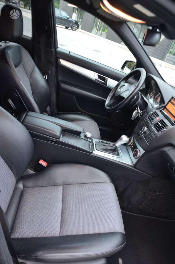 Mercedes-Benz C350 2009 — photo 31