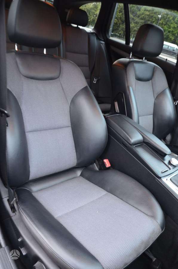 Mercedes-Benz C350 2009 — photo 32