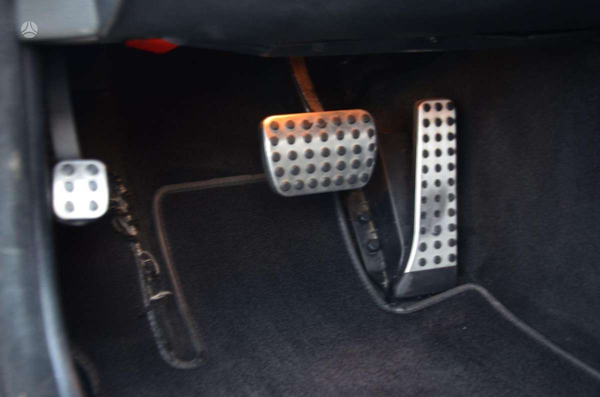 Mercedes-Benz C350 2009 — photo 34